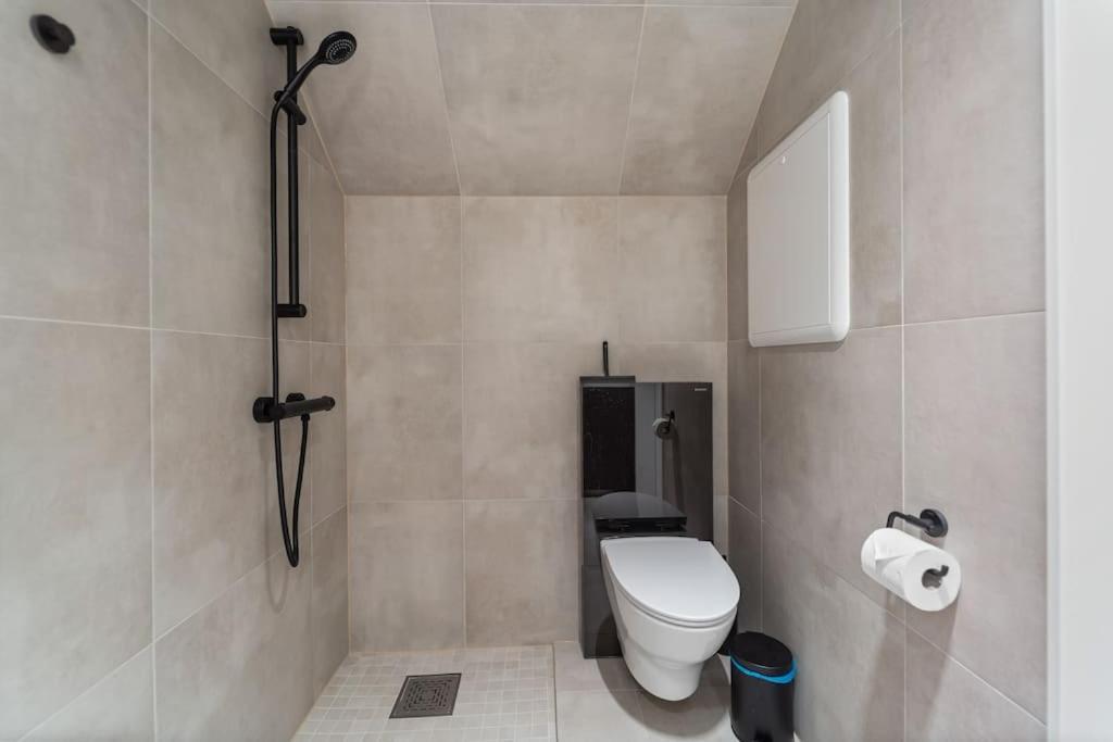 Modern With Free Parking Apartment *